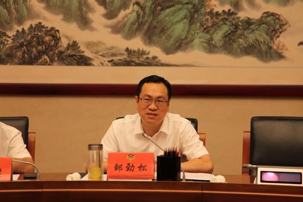 區(qū)委常委、常務(wù)副區(qū)長鄒勁松在座談會上講話