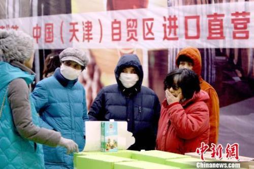 資料圖：市民咨詢選購進口直營的“津貿年貨”。　張道正 攝