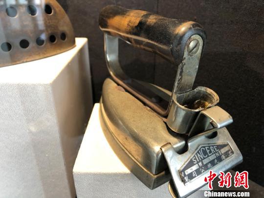 老上海三零年代生活物件主題展展品——電燙斗?！⌒烀黝?攝