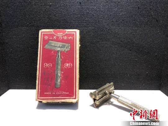 老上海三零年代生活物件主題展展品——刮胡刀?！⌒烀黝?攝