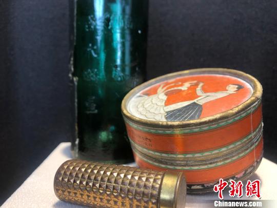 老上海三零年代生活物件主題展展品——護(hù)膚品。　徐明睿 攝