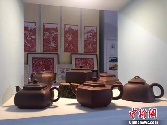目前，鄉(xiāng)寧縣已培育紫砂文創(chuàng)企業(yè)8家。圖為當地企業(yè)制作的紫砂壺?！±钔ヒ?攝