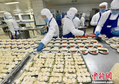 2017年上海機(jī)場(chǎng)口岸日航班起降近800架次，日均配制航空餐食超過10萬份?！≤窡?攝