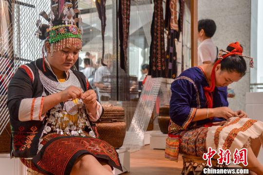 圖為海南黎族傳統(tǒng)紡織技藝展示。(資料圖) 洪堅(jiān)鵬 攝