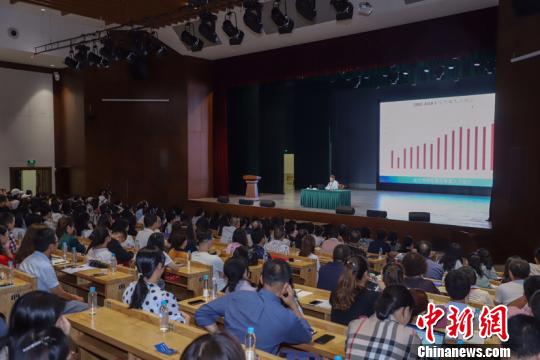 單霽翔在第三屆孔學(xué)堂·國學(xué)圖書博覽會(huì)期間作主題演講。