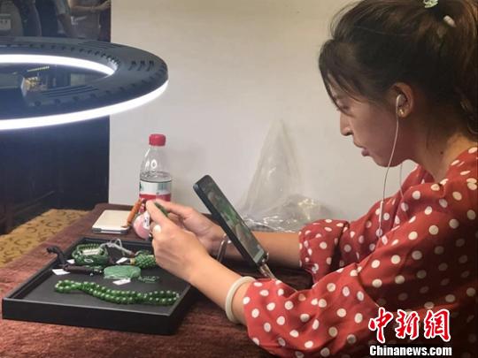 9月1日，第十屆碧玉文化旅游節(jié)暨首屆鄉(xiāng)村文化旅游季開幕式上。網(wǎng)紅直播線上銷售?！√账┛?攝
