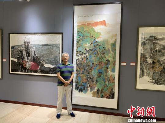 圖為四川師范大學(xué)美術(shù)學(xué)院教授、中國(guó)致公畫院副院長(zhǎng)程峰介紹作品《綠水青山著風(fēng)流》。　王嘉怡 攝