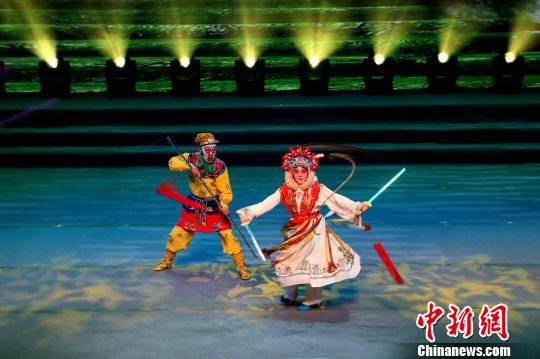 圖為當(dāng)日演出現(xiàn)場(chǎng)?！∠默?攝