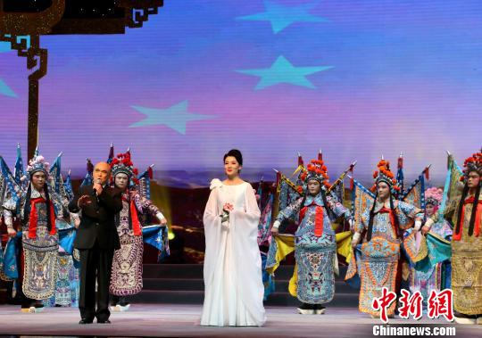 圖為京黃交響《中國(guó)舞臺(tái)》表演。　夏瑩 攝