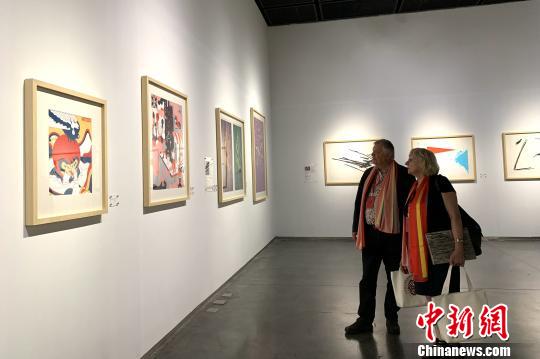 德國(guó)觀眾現(xiàn)場(chǎng)參展。　李佩珊 攝