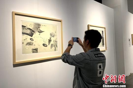 觀眾現(xiàn)場(chǎng)參展。　李佩珊 攝