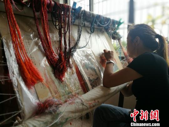 曾經(jīng)坐在繃架前一心刺繡不問世事的繡娘們也開始走出繡房，接觸市場。　鐘升 攝