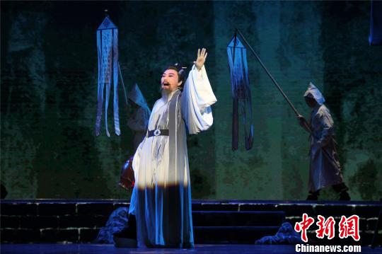 黃梅戲名家吳瓊領(lǐng)銜主演的黃梅戲《太白醉》 何浩銳 攝