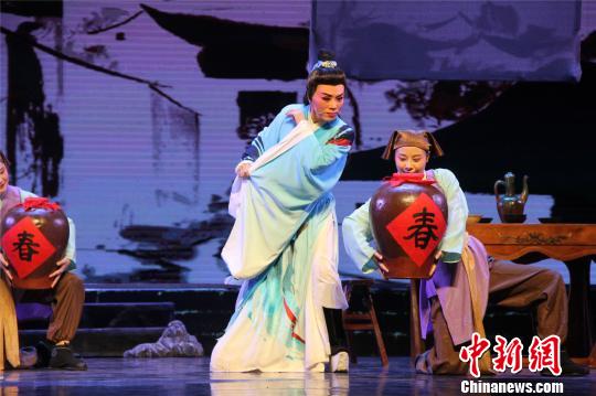 圖為黃梅戲名家吳瓊領(lǐng)銜主演的黃梅戲《太白醉》 何浩銳 攝