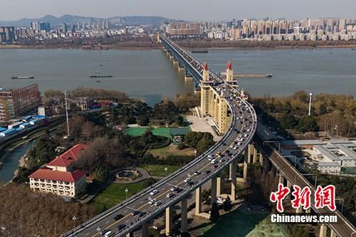 圖為航拍南京長江大橋，連接江南江北。(資料圖片)<a target='_blank' href='http://www.chinanews.com/'>中新社</a>記者 泱波 攝
