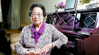 因為發(fā)現(xiàn)了可以有效降低瘧疾患者死亡率的青蒿素，2015年10月，屠呦呦獲得諾貝爾生理學(xué)或醫(yī)學(xué)獎，成為首獲科學(xué)類諾貝爾獎的中國人。