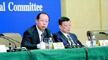 全國(guó)政協(xié)十二屆二次會(huì)議期間，卞晉平等四位政協(xié)委員就如何充分發(fā)揮人民政協(xié)作為協(xié)商民主重要渠道作用、健全社會(huì)主義協(xié)商民主制度回答記者提問(wèn)。  本報(bào)記者  姜貴東  攝