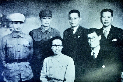 ▲臺(tái)灣民主自治同盟參加政協(xié)一屆全體會(huì)議的六位代表(左一為田富達(dá))。 ▲臺(tái)灣民主自治同盟參加政協(xié)一屆全體會(huì)議的六位代表(左一為田富達(dá))。