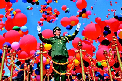 二○○九年國慶,于海在天安門廣場(chǎng)指揮中國人民解放軍聯(lián)合軍樂團(tuán)。 二○○九年國慶,于海在天安門廣場(chǎng)指揮中國人民解放軍聯(lián)合軍樂團(tuán)。