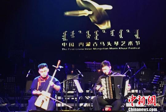 圖為馬頭琴與手風(fēng)琴合奏?！埇| 攝