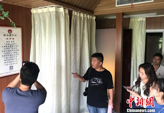 圖為揚(yáng)州搓背的精髓：八輕八重八周到?！〈藜衙?攝