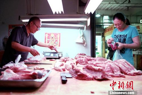 資料圖：民眾購買豬肉。<a target='_blank' href='http://www.chinanews.com/'>中新社</a>記者 張遠(yuǎn) 攝