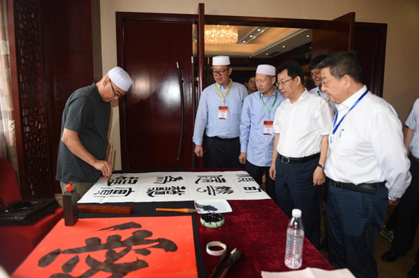 與會領(lǐng)導參加書畫展