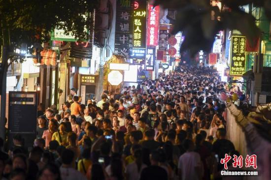 資料圖：湖南長沙太平老街人山人海，夜經(jīng)濟(jì)火爆。<a target='_blank' href='http://www.chinanews.com/'>中新社</a>記者 楊華峰 攝