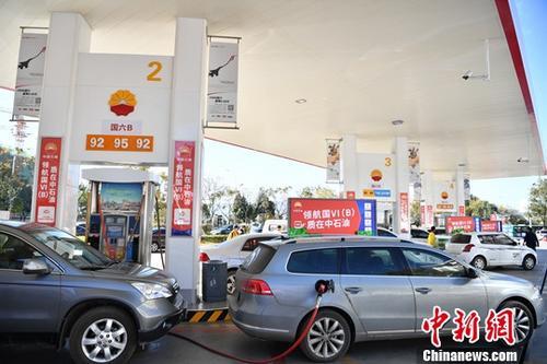 資料圖：汽車在油站加油。<a target='_blank' href='http://www.chinanews.com/'>中新社</a>記者 劉冉陽 攝