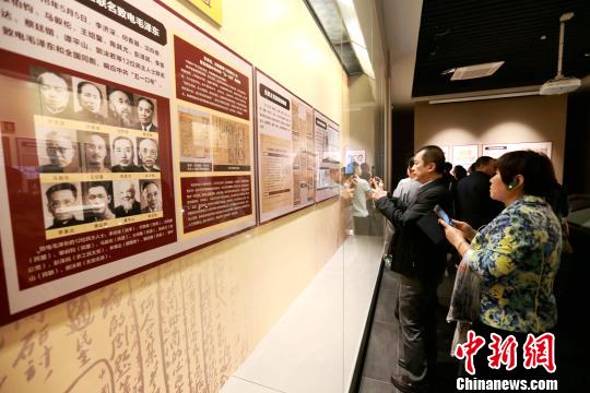 圖為民眾參觀展覽?！堖h 攝