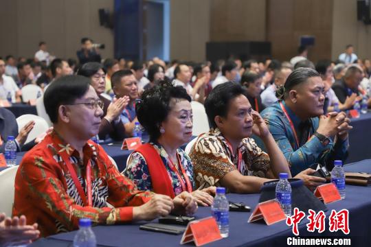 圖為2019年國(guó)際盆景賞石大會(huì)暨中國(guó)？遵義第四屆交旅投杯盆景展開幕式參會(huì)嘉賓?！■暮陚?攝