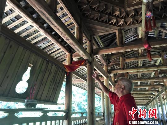 圖為黃春財(cái)主持重建的“雙龍橋”，“師傅梁”上還刻寫(xiě)著他的名字?！∪~茂 攝