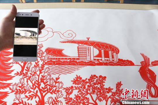圖為剪紙作品與照片的對(duì)比圖?！∠默?攝