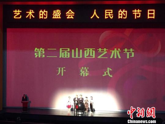晉劇表演藝術(shù)家王愛(ài)愛(ài)、書法家趙望進(jìn)、群眾廣場(chǎng)舞傳播人吳蓓和中國(guó)戲曲少兒小梅花獎(jiǎng)獲得者王佳欣與呂巖松共同按下啟動(dòng)球，啟幕第二屆山西藝術(shù)節(jié)。主辦方供圖