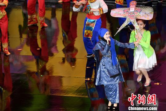 圖為馬來裔新生代歌手瑪莎演唱馬來西亞傳統(tǒng)歌謠《月亮風箏》?！∮峋?攝