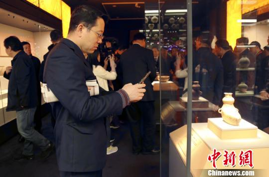 圖為民眾參觀“一帶一路”中的青海展覽。　唐仲蔚 攝