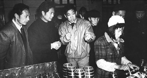 政協(xié)委員深入工礦企業(yè)調(diào)查研究。