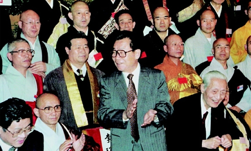 1995年5月22日，李瑞環(huán)主席在人民大會堂與出席中國、韓國、日本佛教友好交流會議的代表合影。  新華社發(fā)