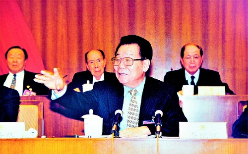 二○○○年六月，政協(xié)第九屆全國委員會召開第十四次常委會議。    俞寧  攝