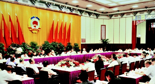 2005年7月，全國(guó)政協(xié)第一次專題協(xié)商會(huì)會(huì)場(chǎng)。    本報(bào)記者  姜貴東  攝