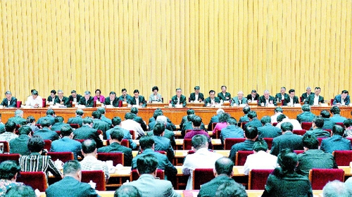 2018年9月29日至30日，全國政協(xié)在北京召開習(xí)近平總書記關(guān)于加強(qiáng)和改進(jìn)人民政協(xié)工作的重要思想理論研討會。中共中央政治局常委、全國政協(xié)主席汪洋出席會議并講話。    本報記者 齊波 攝