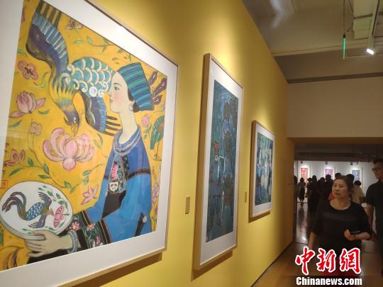 市民觀看展覽?！√菩∏?攝