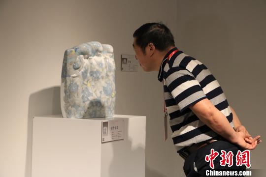 9月20日，第十三屆全國美術(shù)作品展覽陶藝作品展作品吸引觀者駐足觀賞?！±铐嵑?攝