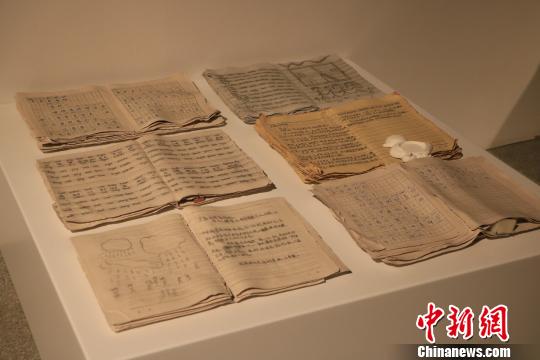 9月20日，第十三屆全國美術(shù)作品展覽陶藝作品展作品《童志浮生》?！±铐嵑?攝