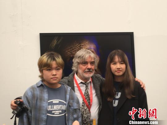 弗拉基米爾·維亞特金與年輕攝影愛(ài)好者交流?！「哂昵?攝