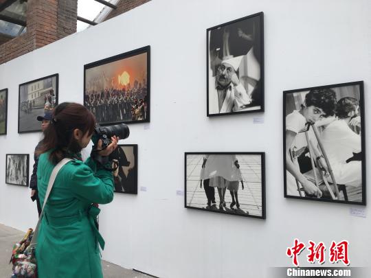 他帶來(lái)的展覽名為《前蘇聯(lián)經(jīng)典影像以及俄羅斯報(bào)道攝影》，集中了百余幅其最具代表性的攝影作品。　高雨晴 攝