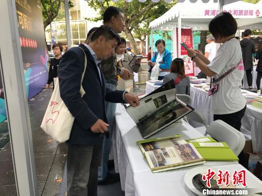 市集上展示了百余種與“建筑可閱讀”相關(guān)的文創(chuàng)產(chǎn)品?！≤窡?攝
