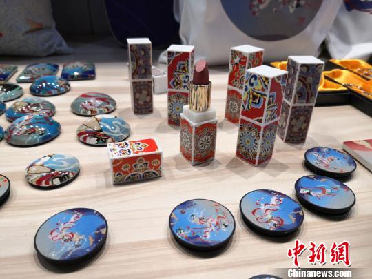 圖為以敦煌文化為主題的設(shè)計文創(chuàng)產(chǎn)品。(資料圖) 丁思 攝