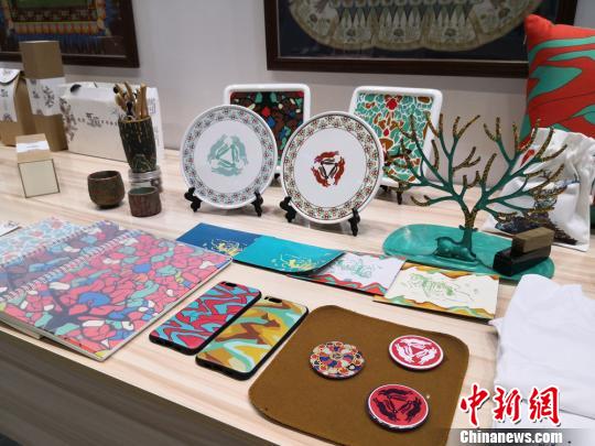 圖為以敦煌文化為主題的設(shè)計文創(chuàng)產(chǎn)品。(資料圖) 丁思 攝