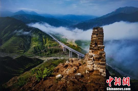 楊建民介紹，這幅作品的取景地點(diǎn)是白草口長(zhǎng)城，也叫猴兒嶺長(zhǎng)城。為了拍攝這張照片，他已經(jīng)數(shù)不清自己究竟去了多少次，有時(shí)候時(shí)間趕不上，有時(shí)候去了找不到感覺(jué)，只能無(wú)功而返?！黔?攝